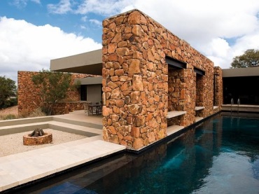 niesamowity dom z afrykańską stylizacją - naturalny, ognisty kolor kamienia i skupiona, duża bryła domu przywołują na myśl Afrykę. Stąd stylizacja i inspiracja. Intrygujący i...