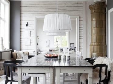 Biały stół z czarnym blatem,czarne skandynawskie krzesła,biała lampa wiszaca,drewniany sufit z białymi belkami w jadalni (25996)