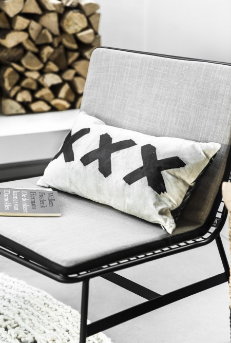 Metalowy czarny fotel z poduszkami w stylu skandynawskim