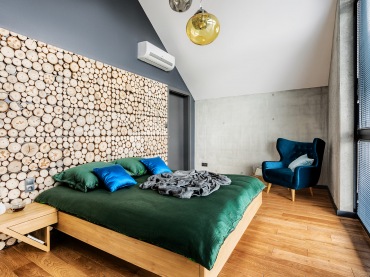 Aranżacja sypialni utrzymana jest w eklektycznym stylu. Drewniana podłoga dodaje ciepła, a kolorystyka pościeli i dodatków kojarzy się z...