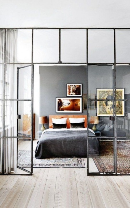 Pomysł na ściankę działową w sypialni - konstrucja z metalu i szkła