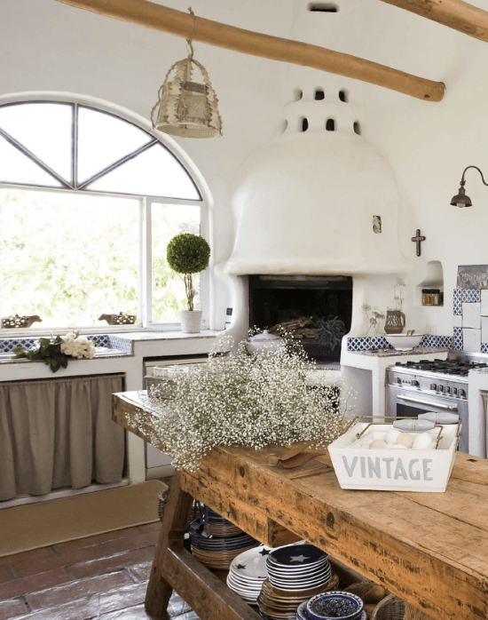 Kominek w kuchni w rustykalnym stylu