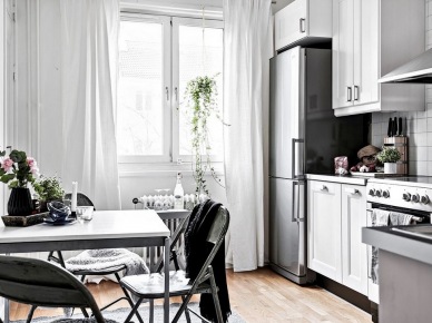 Białe zasłony w skandynawskiej kuchni (48544)