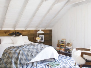 Rustykalna biała sypialnia pod skośnymi ścianami i wezgłowiem z desek (21299)
