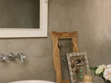 Stylowe ramki vintage w łazience z betonowymi ścianami (20331)
