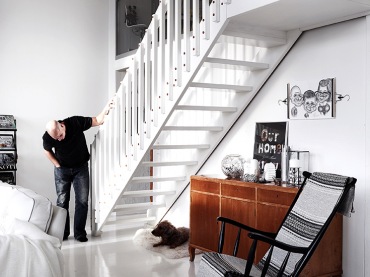 Białe schody w domu w stylu skandynawskim (48335)