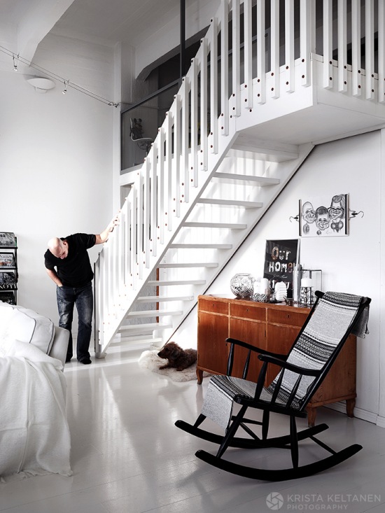 Białe schody w domu w stylu skandynawskim