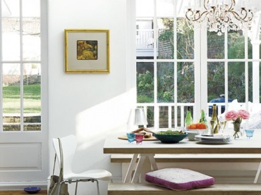 Aranżącja białej jadalni z drewnianym stołem,nowoczesnymi krzesłami i kryształowym żyrandolem (21784)