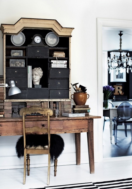 Drewniane biurko vinatge ze stylową nadstawką w mieszanym zestawieniu retro i industrialnym