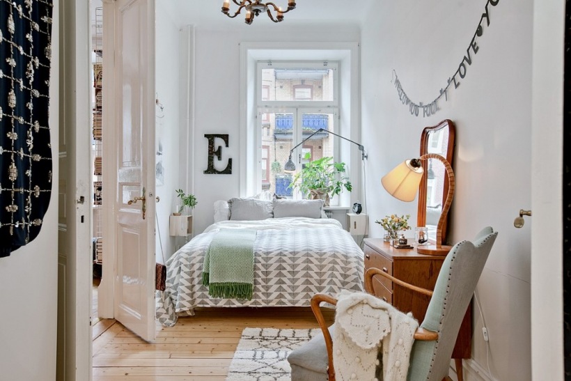 Dekoracje w wysokiej sypialni w stylu skandynawskim