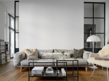 Metalowe ramy ścian ze szkłem,metalowe stoliki industrialne i szara sofa w aranżacji salonu w stylu industrialnym (26452)
