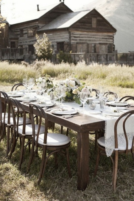 Dekoracja stołu na przyjęcie w trawiastym ogrodzie
