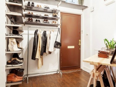 Stalowe otwarte półki na buty wiszące na ścianie w przedpokoju z konsolką z drewnianej palety (26643)