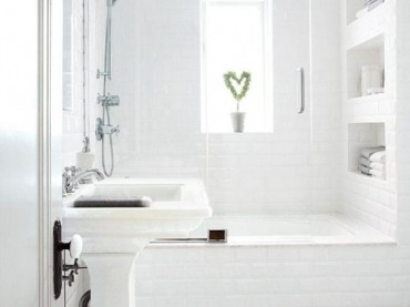 Aranżacja łazienki wygląda bardzo czysto i schludnie. Biały kolor powiększa optycznie przestrzeń, a dzięki temu, że we...