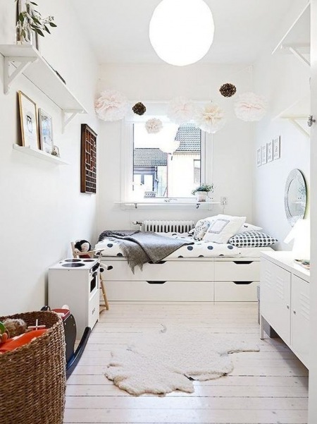 Aranżacja wąskiej sypialni z pojedynczym łóżkiem w białym kolorze