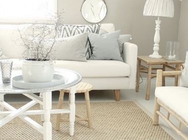 Okrągły stolik taca z marokańskimi wzorami,tkany dywan,biała sofa,okrągłe lustro wiszące,drewniany stołek i drewniana kanapa z białymi siedziskami (26406)