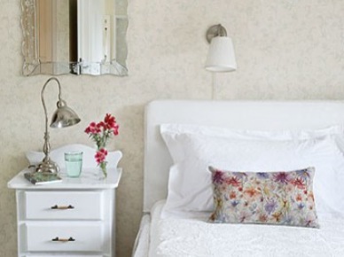 Romantyczna sypialnia z białymi meblami i ozdobnym lustrem (21281)