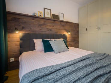 Dekoracja z drewnianych desek na ścianie zdecydowanie ożywia przestrzeń sypialni, a także nadaje mu elegancki klimat....