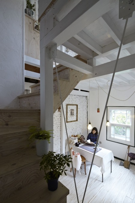 Drewniane jasne schody w małej dobudówce