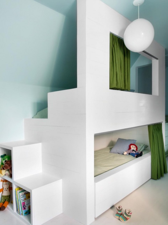 Zabudowane piętrowe łóżko w pokoju dziecięcym