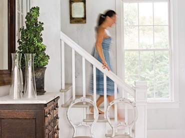 Stylowy szufladnik z marmurowym  blatem i gustawiańskie krzesła w domowym bialym korytarzu ze schodami (23819)