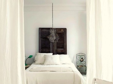 modne i na topie są teraz meble stare lub celowo postarzane - sypialnia urządzona z takimi meblami i dekoracjami wygląda ciepło i stylowo - wystarczy wstawić oryginalne, drewniane i z patyną wezgłowie i łóżko jest niepowtarzalne i...