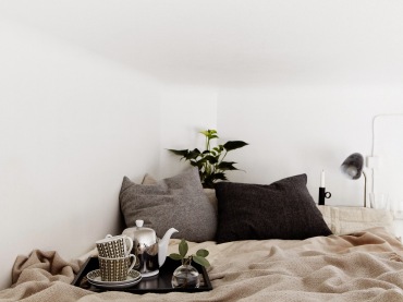 Szare i czarne poduszki, beżowa narzuta na łóżku na małej antresoli (27652)