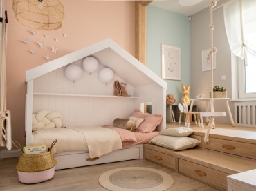 Łóżko w kształcie domku tworzy cały klimat wnętrza. Pastelowy pokoik dla dziecka jest przytulny i uroczy. Wszystkie dodatki tworzą spójny...
