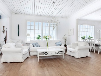 Białe sofy i fotele z drewnianym, skandynawskim stolikiem do kawy (21955)