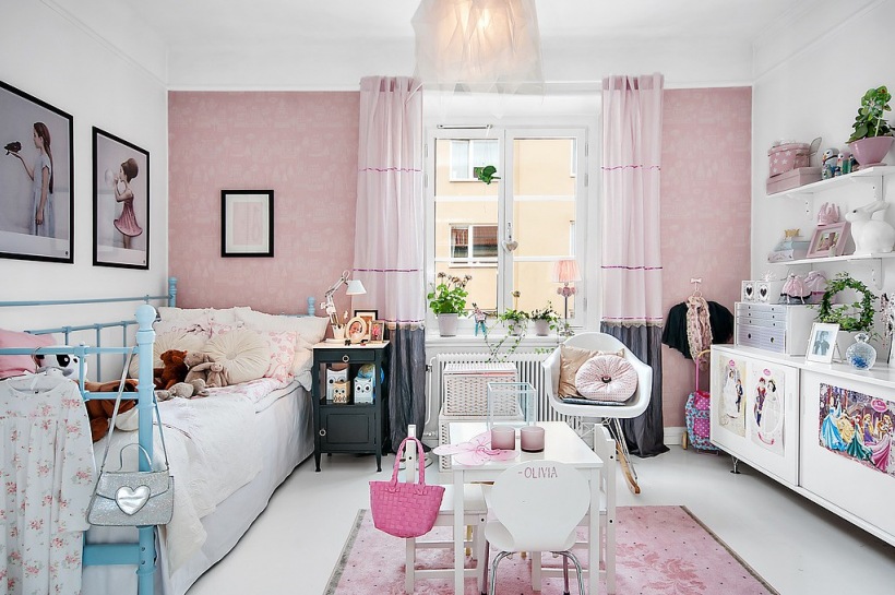 Biało-różowy pokój dziewczynki z czarnymi detalami w aranżacji skandynawskiej