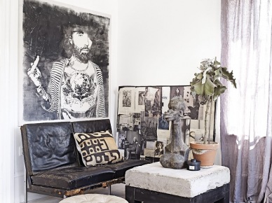 Bielone deski na podłodze,graficzny portret mężczyzny,betonowy stolik kawowy i ławka metalowa ze skórzanym siedziskiem vintage (27395)