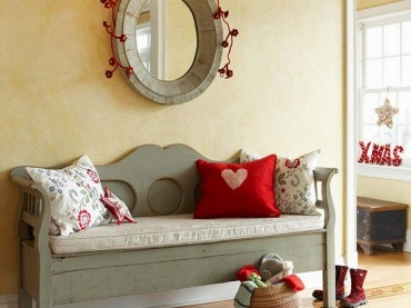 Szara ławka  z drewna i owalne lustro w stylu prowansalskim z czerwonymi świątecznymi dekoracjami (27333)