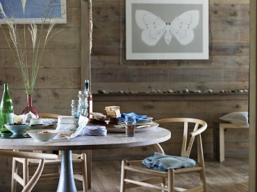 Artprinty z motylem,szaro-beżowe deski na ścianach,skandynawskie giete krzesła z drewna i okrągły stolik na stylowej metalicznej nodze z drewnianym blatem (25336)