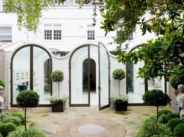 Angielski zielony ogród przy domu z pieknymi przeszklonymi drzwiami w łuku (22955)