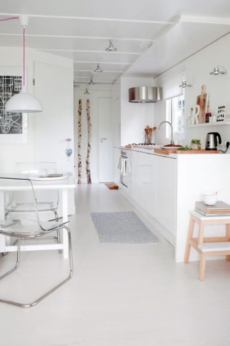 Białe lampy,drewniane dodatki i fototapeta w kuchni