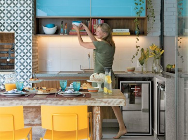 Niebieskie szafki w kuchni w połączeniu zdrewnem i żółtymi krzesłami w jadalni (28467)