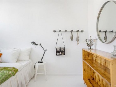 Biale ściany i biała podłoga w sypialni,szare okrągłe lustro,regał otwarty z recyklingu z desek,metalowy wieszak na ścianie,stalowa lampka nocna z przegubami (26234)