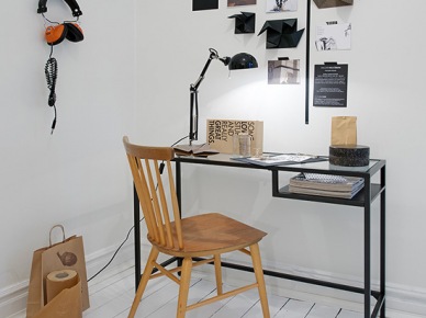 Metalowe czarne biurko w kąciku biurowym w małym mieszkaniu (21210)