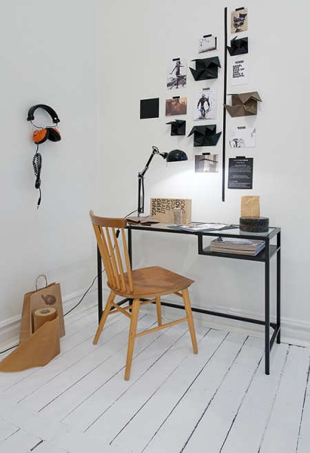 Metalowe czarne biurko w kąciku biurowym w małym mieszkaniu