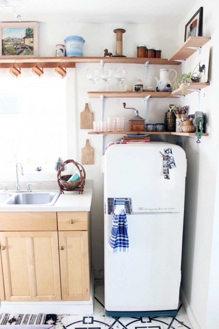 Tradycyjna biała lodówka w kuchni w stylu vintage