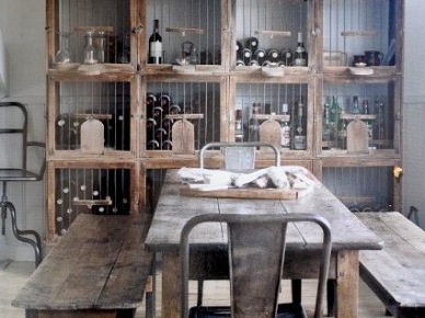 Drewniany stół z ławkami i metalowe krzesła w stylu vintage,drewniano-druciany otwarty regała na wino w jadalni (27619)