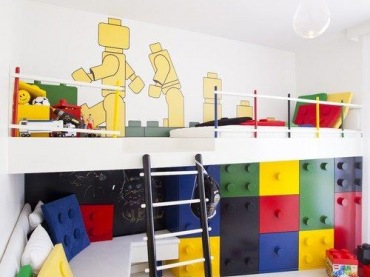 Kolorowy pokój dla chłopca wzorowany na klockach lego z żarówką na kablu i piętrowym łóżkiem (26392)