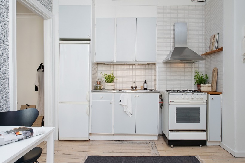 Mała kuchnia skandynawska w biało-szarych odcieniach