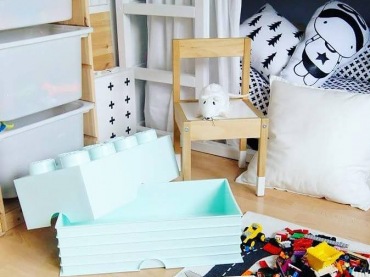 Do przechowywania zabawek w pokoju dziecięcym idealnie nadają się różne pojemniki. Jednym z ciekawszych pomysłów jest duży błękitny klocek Lego, w którym można trzymać małe...