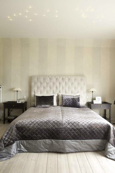 Tapeta w pasy w eleganckie srebrno-szarej sypialni