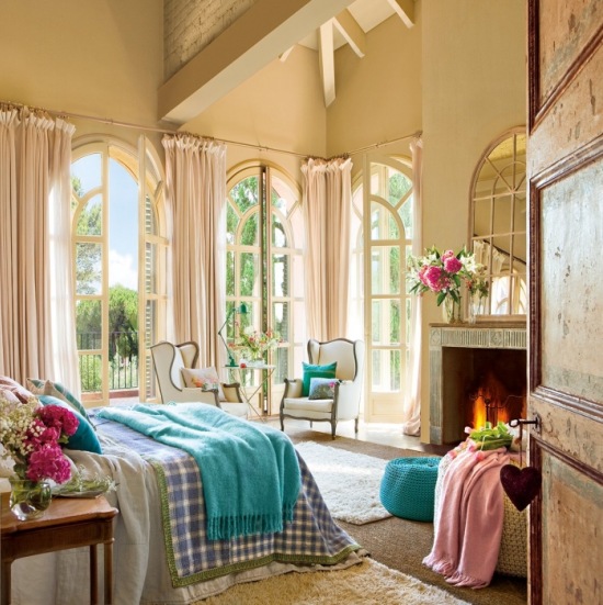 Romantyczna sypialnia z turkusowymi dodatkami