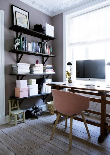 Modern rustic stylizacja domowego biura z drewnianym biurkiem,czarnymi półkami i podłogą z desek w naturalnym kolorze drewna