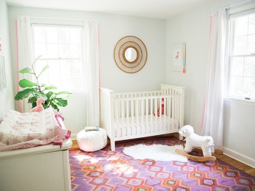 Przestronny pokój dla najmłodszego dziecka wygląda świeżo i bardzo radośnie. Taki klimat tworzą w nim wybrane barwy, czyli biel oraz nasycone odcienie różu i koloru...