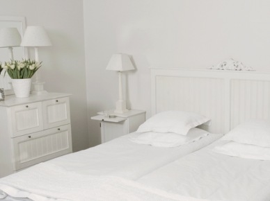 Białe meble i dekoracje skandynawskie w sypialni (18728)