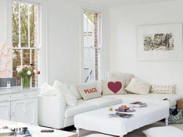 aranżacja wiktoriańskiego domu cała spowita w bieli - to mix klasyki i nowoczesności, mebli drewnianych stylowych i...